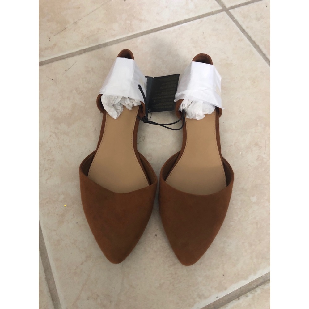 BRAND NEW BROWN FLATS